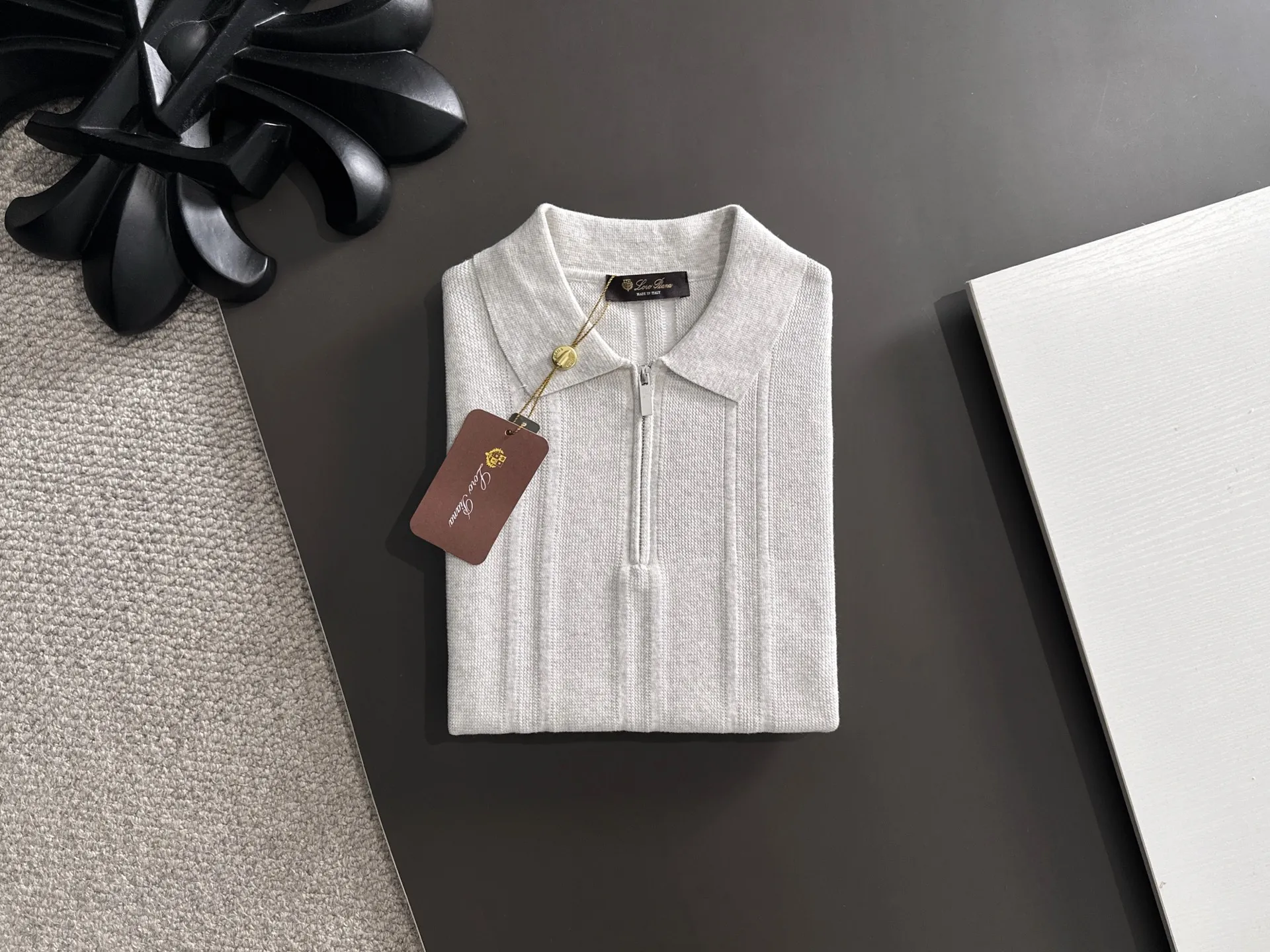 Next day shipment LP high quality Loro Piana 26ss New Arrival men's short-sleeved T-shirt Made of combed cotton yarn knitted cotton fabric, no pressure when entering and exiting the counter Exclusive control of raw materials It feels substantial when weighed, and the upper body is more textured than ordinary T-shirts. This texture can cope with the weather easily and is suitable for both hot and cold! Loose fit design, looks noble. The only correct version is available Size: M to XXXL